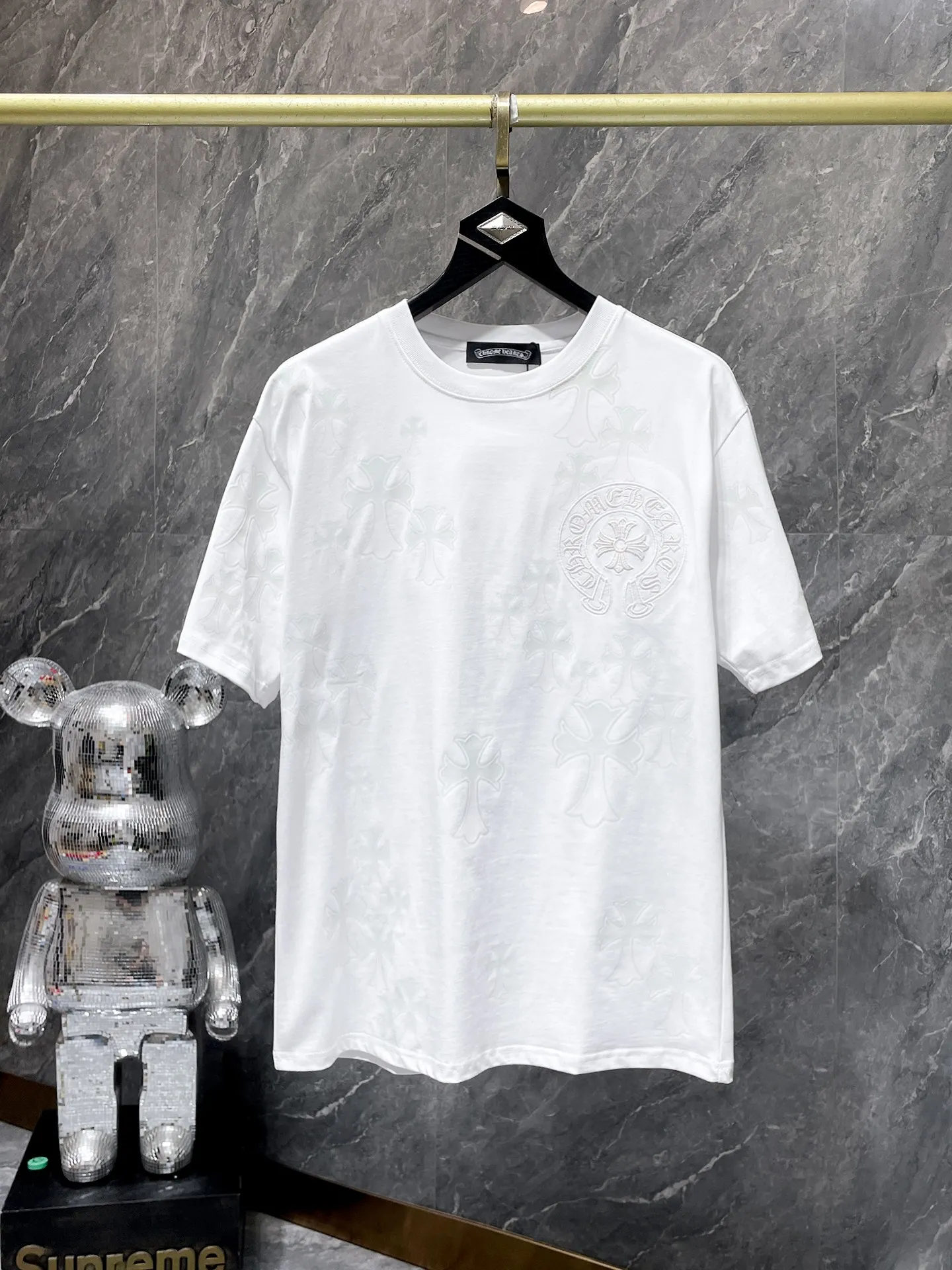 P180 New Chrome Hearts 25ss for summer. High-weight, environmentally friendly and high-quality top-grade fabric. 280g Chrome Hearts new design light-sensitive color-changing cross short-sleeves. Counter synchronization. Re-engraved version 1:1. Recommended color: white. Size: S, M, L, XL.